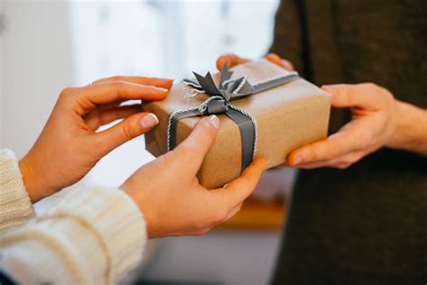 dating gift giving etiquette